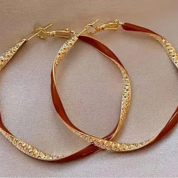 Elegant Gold and Red Hoop Earrings - New - Picture 1 of 3